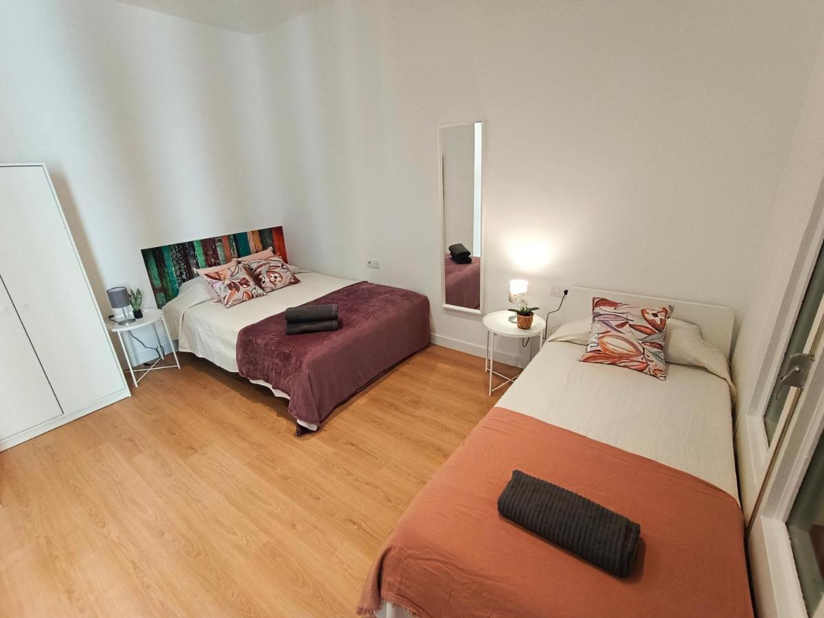 By Universitat Rooms Barcelona Luaran gambar