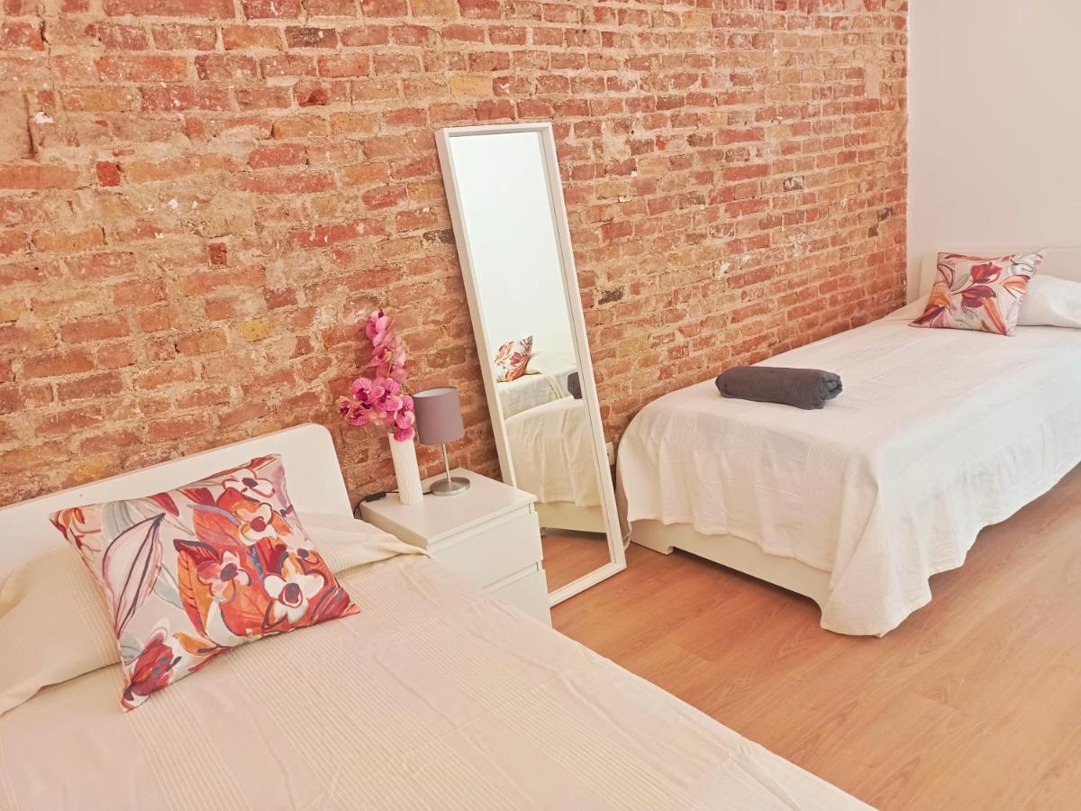 By Universitat Rooms Barcelona Luaran gambar