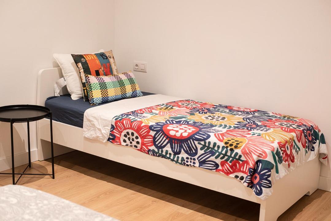 By Universitat Rooms Barcelona Luaran gambar