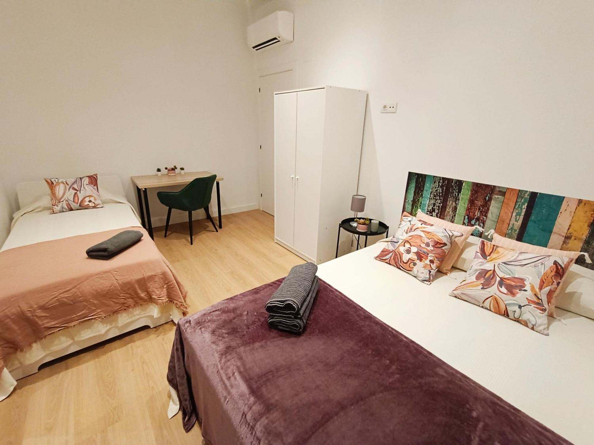 By Universitat Rooms Barcelona Luaran gambar
